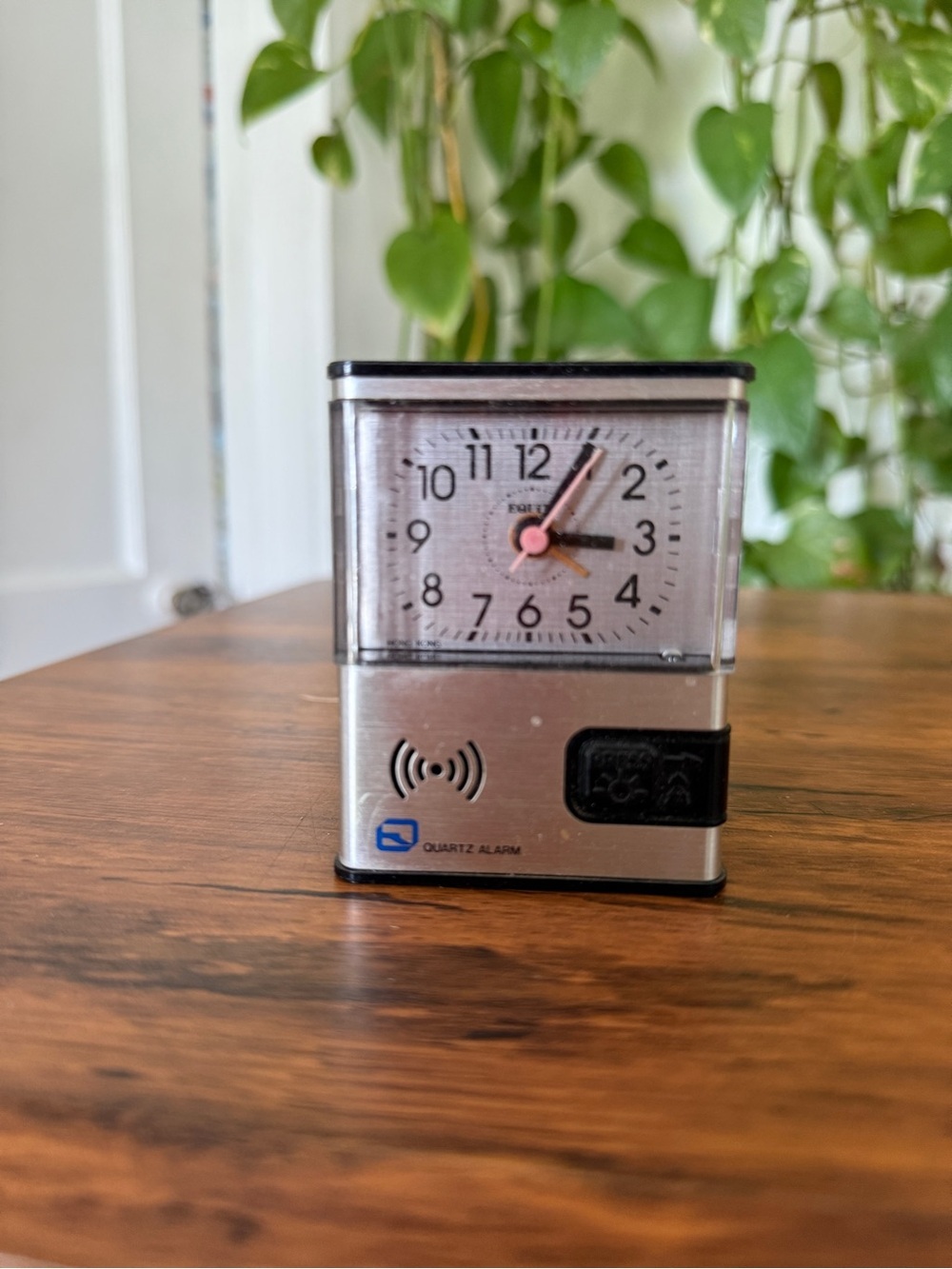 Compact Silver Quartz Travel Alarm Clock - Portable Analog Timekeeper